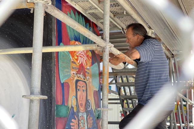 Carmelo retoca un mural en Chicano Park.