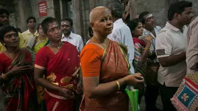 خواتین کے بالوں سے پھیلنے والی وگوں کی تجارت