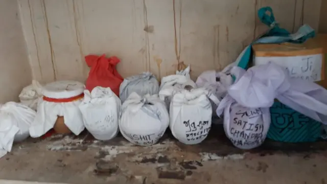 વિસર્જનની રાહ જોતી અસ્થિઓ