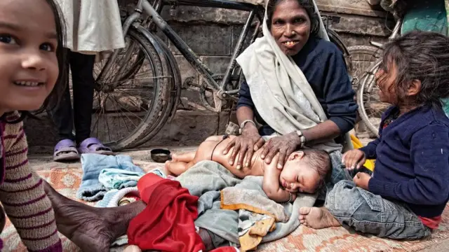 Les techniques de massage des bébés en Inde sont souvent transmises par les mères à leurs filles