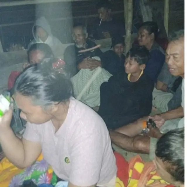 Warga Desa Sigapokna, Kecamatan Siberut Barat, Kabupaten Kepulauan Mentawai, mengungsi akibat gempa.