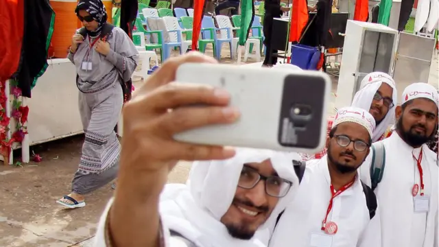 يتوافد المسلمون الشيعة من مختلف أنحاء العالم للمشاركة في شعائر هذه المناسبة الدينية