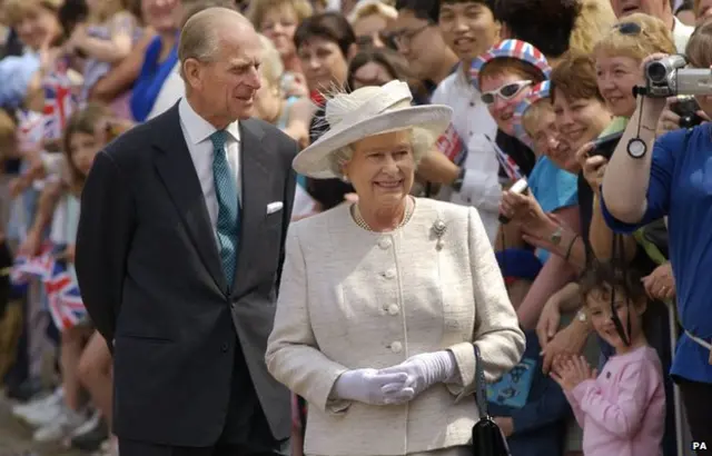 El duque de Edimburgo y la reina