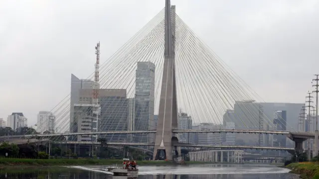 Balsa no Rio Pinheiros, São Paulo, faz fumegaçãoag7 aposta ganhainseticida contra mosquitos para prevenir infecção por vírus Zika