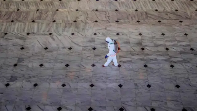 شخص ينظف أرضية