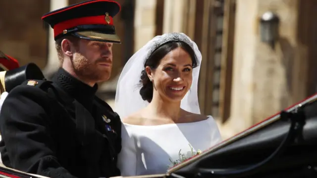 El príncipe Harry y Meghan Markle en un carruaje tras la ceremonia.