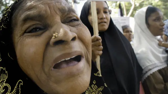 போராட்டத்தில் இஸ்லாமிய பெண்கள்