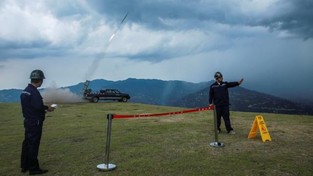 Uma operação de semeadura de nuvens ocorrendo em Yichang, província de Hubei, em 16 de agosto