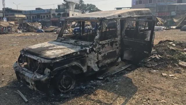 మహారాష్ర్టలో భీమాకోరెగాం అల్లర్లలో కాలిపోయిన వాహనం
