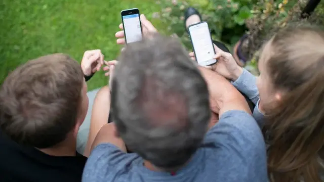 Família com celulares