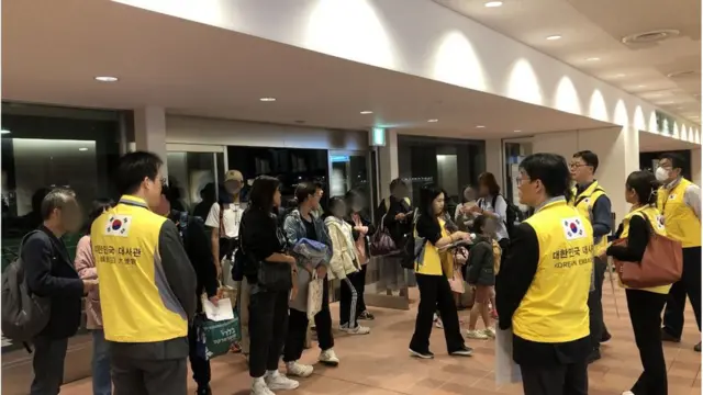 21일 일본 주재 한국대사관 관계자들이 도쿄 하네다 공항에서 일본 수송기를 이용해 이스라엘을 빠져나온 한국인들을 맞이하고 있다