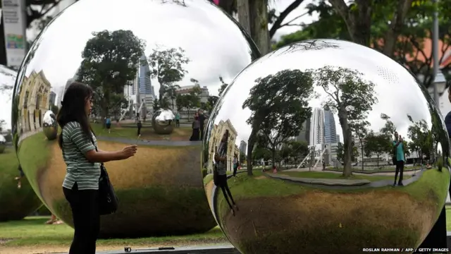 सोशल मीडियाचा वाढता वापर, सेल्फी आणि तुम्ही काय करत आहात, काय विचार करत आहात आणि तुम्हाला काय वाटत आहे, त्याबाबत सातत्याने इतरांना अपडेट करत राहण्याची सवय या पार्श्वभूमीवर विद्वानांचे वादविवाद झडत आहेत.