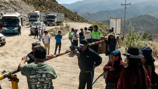 Familiares de mineros en mina La Esperanza, 7 de mayo de 23