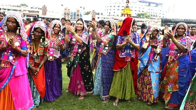 ఎల్బీ స్టేడియంలో గిరిజనుల ఆటా.. పాటా