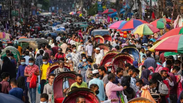 জনাকীর্ণ সড়ক