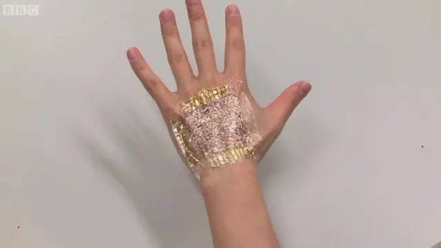 மின்னணு தோல் உலகின் மிக மெல்லிய, நெகிழ்வான மின்கடத்தியாக கருதப்படுகிறது.