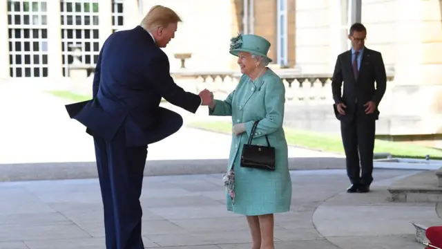 Трамп и королева