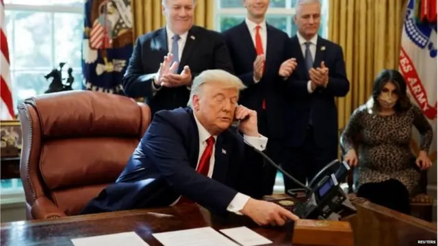 फोन पर बात करते अमरीकी राष्ट्रपति डोनाल्ड ट्रंप