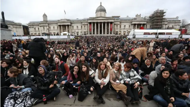 مردم در ترافالگار