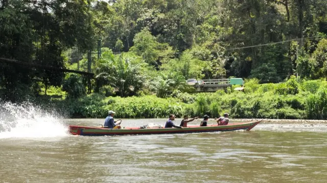 Mawi menggunakan kapal kayu menuju kawasan penyanggah Taman Nasional Kerinci Seblat.