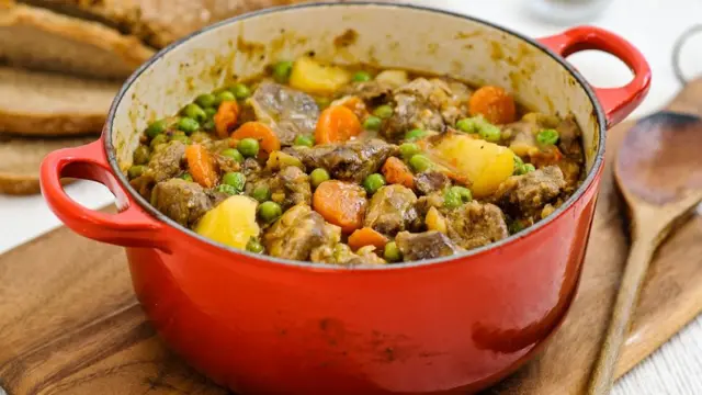 Wanaoshughulikia chakula na umma kwa ujumla wanapaswa kuhamasishwa juu ya hatari zinazoweza kutokana na kugawa chakula baada ya kushika pesa au simu za mkononi