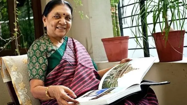 आनन्दीबेन पटेललाई पनि निर्वाचनको केही महिनाअघि मात्र सन् २०१६ मा रूपाणीका लागि पद खाली गर्न लगाइएको थियो