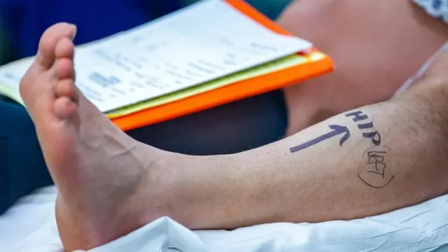 Greške napravljene tokom lekarskih procedura zbog grešaka leve i desne strane navele su neke hirurge da preduzmu dodatne korake kako bi bili sigurni da operišu na pravom mestu