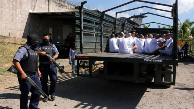 Presos trasladados por fuerzas de seguridad de El Salvador.