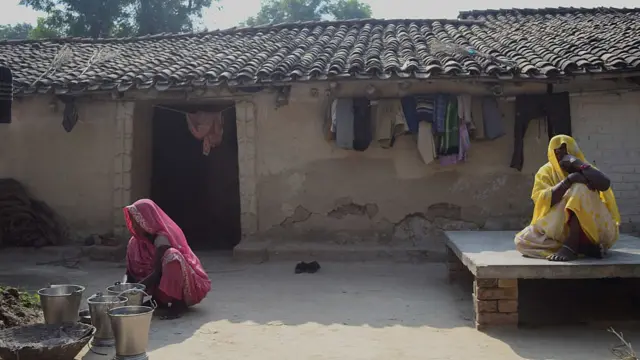 கரும்பு தோட்டங்களில் பணி புரிவதற்கு கருப்பையை நீக்கும் பெண்கள்