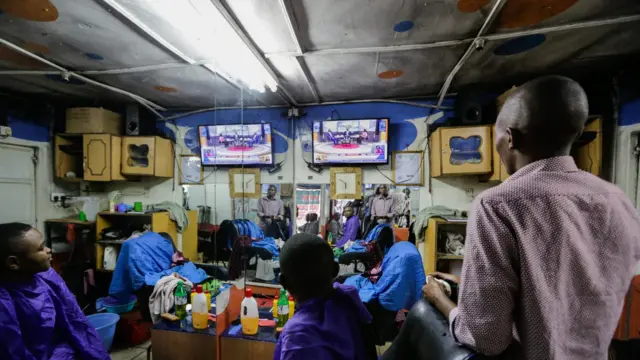 Dad Telefishanka daawanaya