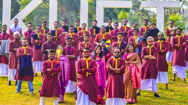 ২৪শে ডিসেম্বর লেদার ইঞ্জিনিয়ারিং বিভাগের পুরুষ শিক্ষার্থীরা ধুতি ও পাঞ্জাবি পরে শেষ ক্লাস উদযাপন করে