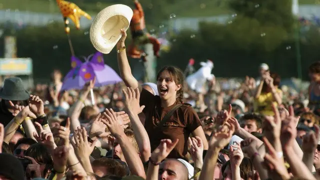 Gente cantando en un concierto.