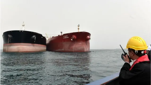 இரான் நாட்டின் பெருமளவிலான கார்பன் உமிழ்வில் அந்நாட்டின் எண்ணெய் தொழில் முக்கியக் காரணியாக இருக்கிறது.