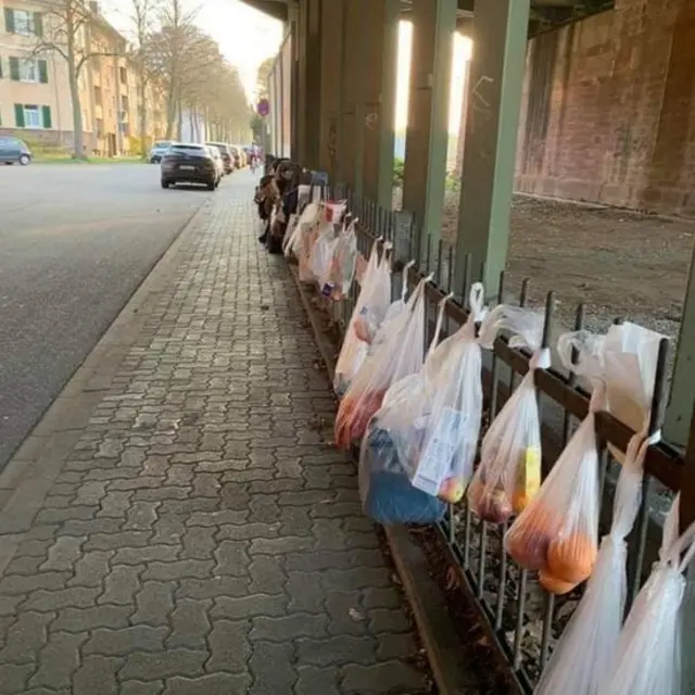 අවශ්‍ය අයෙකුට රැගෙන යාම සදහා ජර්මනියේ වීදියක ආහාර මලු තබා ඇති අයුරු....