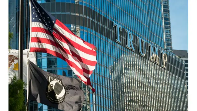 Bandeira dos EUA com a Trump Tower ao fundo