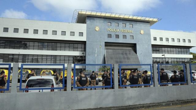 Prédio da Polícia Federalbet nacional oficialCuritiba, com agentes e viaturasbet nacional oficialfrente