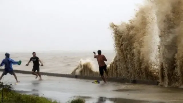 Topan Mangkhut menyebabkan gelombang besar.