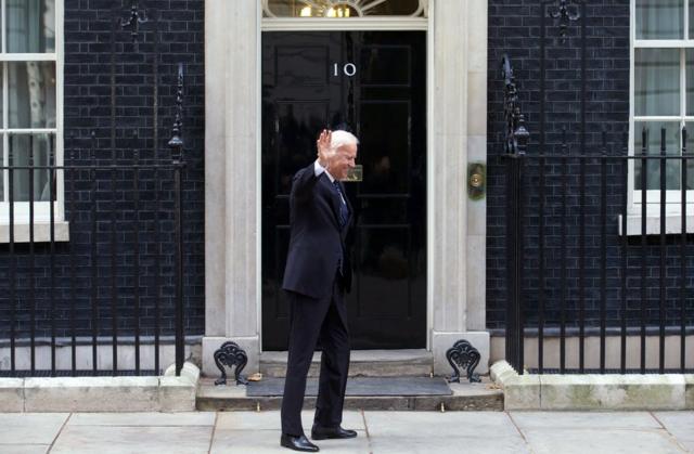 2013年，时任美国副总统拜登站在唐宁街（Downing Street）外。