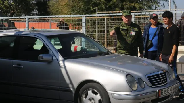Кыргызстандыктар чек арадан өтө албай сааттап кезек күтүп жатышат. Чек ара бекетинде транспорт каражаттарынын, кишилердин узун кезеги жаралды.