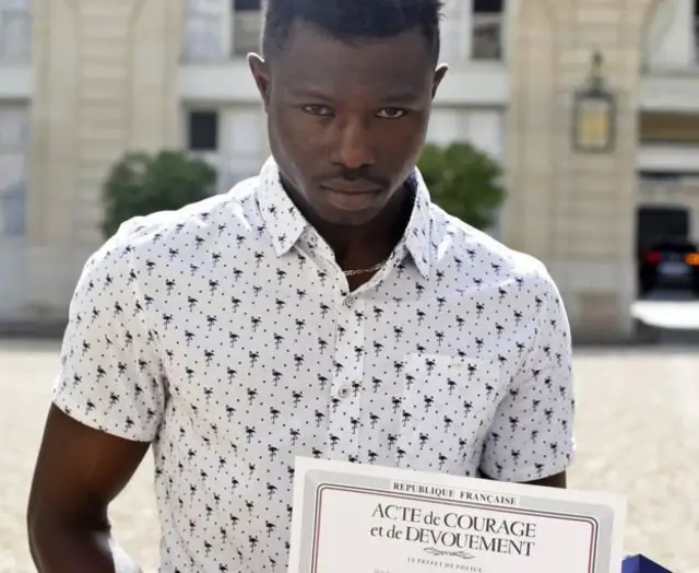 Mamoudou Gassama wit im certificate