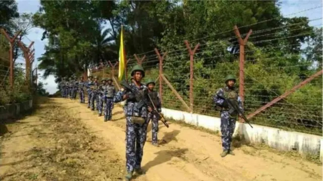 পুলিশ পোস্টে বৌদ্ধ বিদ্রোহীদের হামলার পর মিয়ানমারের সেনাবাহিনীর টহল