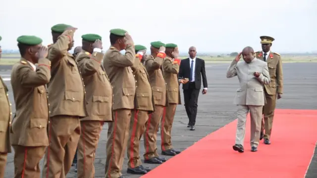 Perezida Ndayishimiye asezera ku basirikare mu Burundi mbere yo kwerekeza muri Kenya