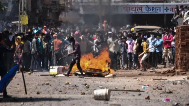 સુરતમાં પરપ્રાંતીયો ઘરે જવાની માગ સાથે રસ્તા પર ઊતર્યા હતા