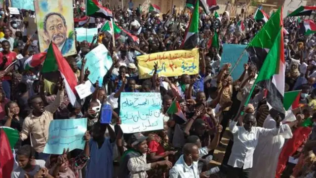 متظاهرو السودان