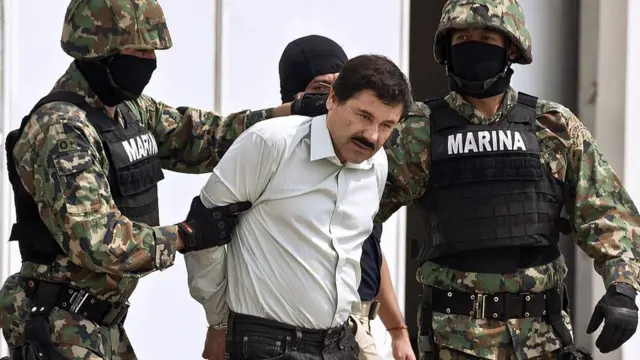 Le narcotrafiquant mexicain Joaquin Guzman Loera alias "el Chapo Guzman" est escorté par des marines
