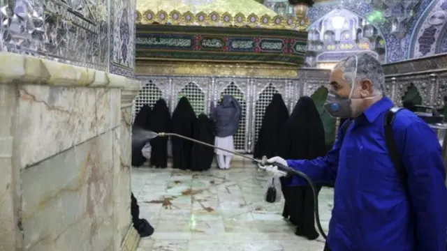 تنظيف ضريح في مدينة قم الإيرانية