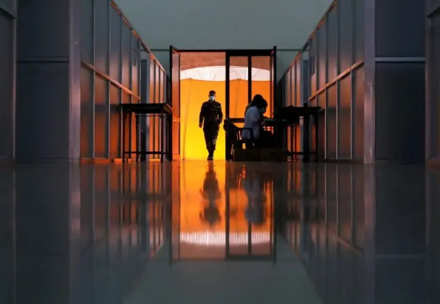 काठमाण्डूमा कोभिड भएका बिरामीलाई आइसोलेशनमा राख्न तथा अक्सिजनसहितको उपचार उपलब्ध गराउन खोलिएको एउटा केन्द्र काम गर्दै स्वास्थ्यसेवीहरू