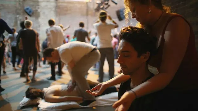 Personas que reciben masajes durante una fiesta matutina