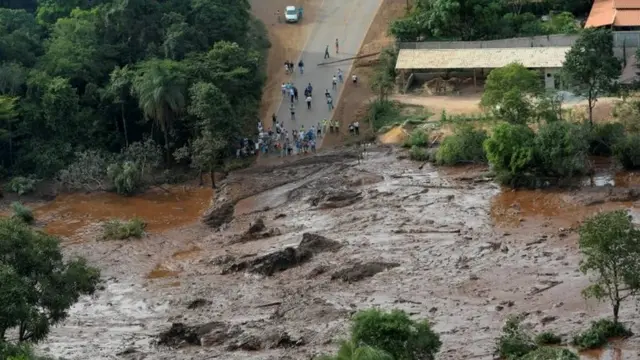 Un río de lodo tras la rotura de la presa