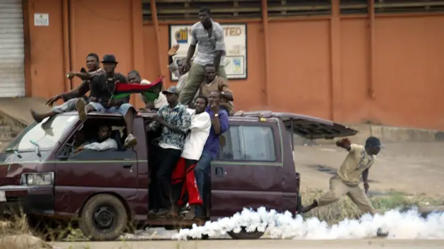 Awọn ọdọ kan lori ọkọ